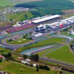 A Hungaroring légi nézete, a versenypálya és a nézők tömege látható.