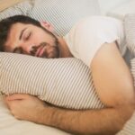A minőségi alvás nem luxus, hanem alapvető szükséglet az egészséghez és jó közérzethez. Cikkünkben hét egyszerű, mégis hatékony tippet mutatunk, hogy minden éjszaka kipihenten ébredhess, és hosszú távon is megőrizd vitalitásod.