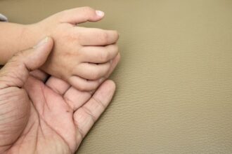 Az apaság nemcsak új felelősségeket hoz, hanem mélyen átalakítja a férfi identitását is. Az apa szerep kialakulása során sokan megtapasztalják, hogy értékrendjük, önmagukhoz és másokhoz való viszonyuk is jelentősen megváltozik.