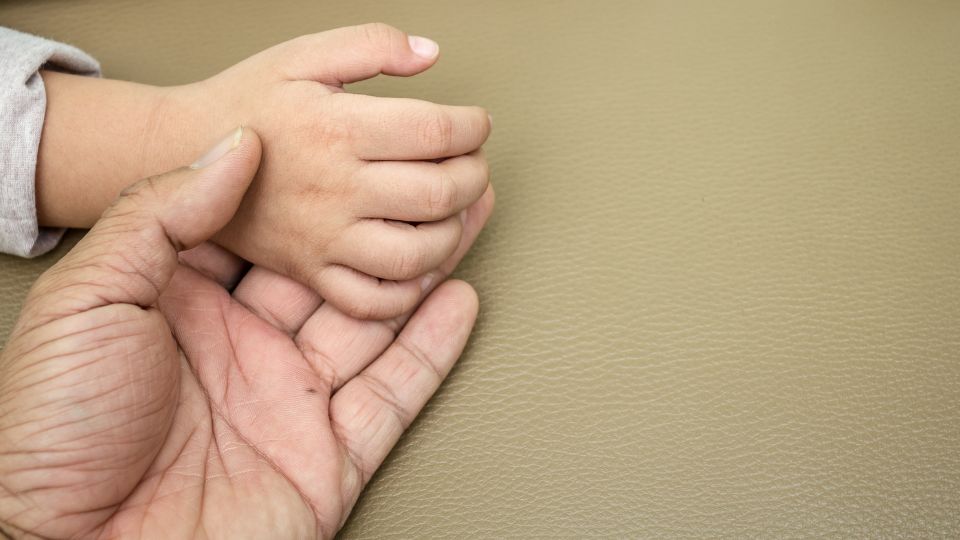 Az apaság nemcsak új felelősségeket hoz, hanem mélyen átalakítja a férfi identitását is. Az apa szerep kialakulása során sokan megtapasztalják, hogy értékrendjük, önmagukhoz és másokhoz való viszonyuk is jelentősen megváltozik.