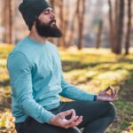 A meditáció nem csupán nőknek szól – a férfiak is profitálhatnak belőle, ha szeretnének nyugodtabbak, fókuszáltabbak lenni a mindennapok rohanásában. Fedezd fel, hogyan segíthet a meditáció a stressz csökkentésében és a belső egyensúly megteremtésében!