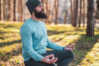 A meditáció nem csupán nőknek szól – a férfiak is profitálhatnak belőle, ha szeretnének nyugodtabbak, fókuszáltabbak lenni a mindennapok rohanásában. Fedezd fel, hogyan segíthet a meditáció a stressz csökkentésében és a belső egyensúly megteremtésében!