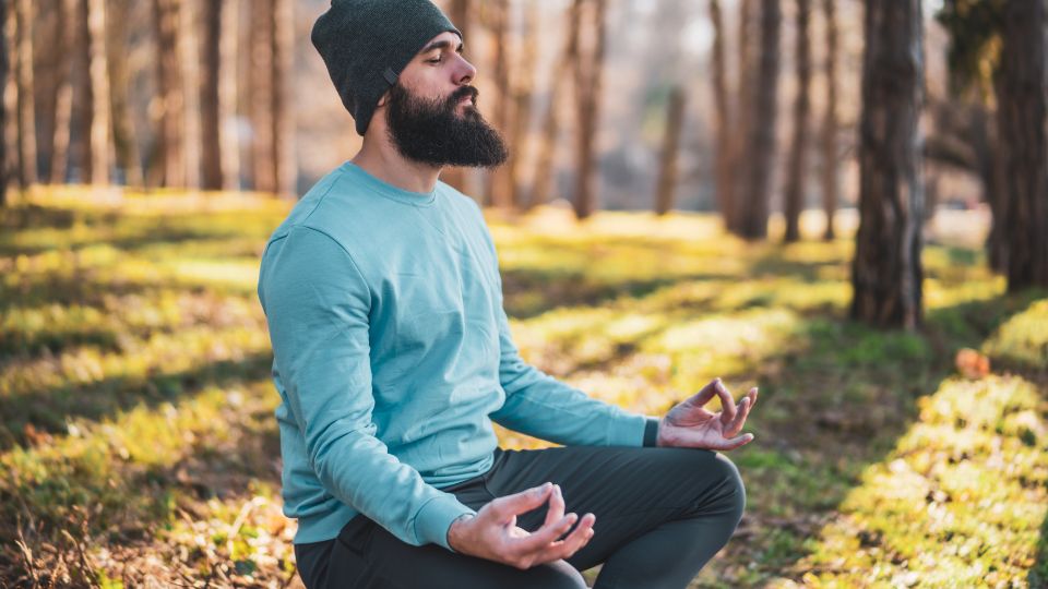 A meditáció nem csupán nőknek szól – a férfiak is profitálhatnak belőle, ha szeretnének nyugodtabbak, fókuszáltabbak lenni a mindennapok rohanásában. Fedezd fel, hogyan segíthet a meditáció a stressz csökkentésében és a belső egyensúly megteremtésében!