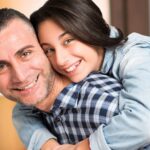 Az első szerelem mindenki életében emlékezetes pillanat. Szülőként fontos, hogy megértőek és támogatóak legyünk, amikor gyermekünk először tapasztalja meg a szív ügyeit. Hogyan segíthetünk neki átvészelni az örömöket és a csalódásokat?