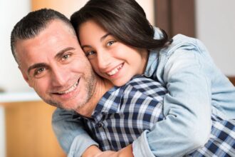 Az első szerelem mindenki életében emlékezetes pillanat. Szülőként fontos, hogy megértőek és támogatóak legyünk, amikor gyermekünk először tapasztalja meg a szív ügyeit. Hogyan segíthetünk neki átvészelni az örömöket és a csalódásokat?