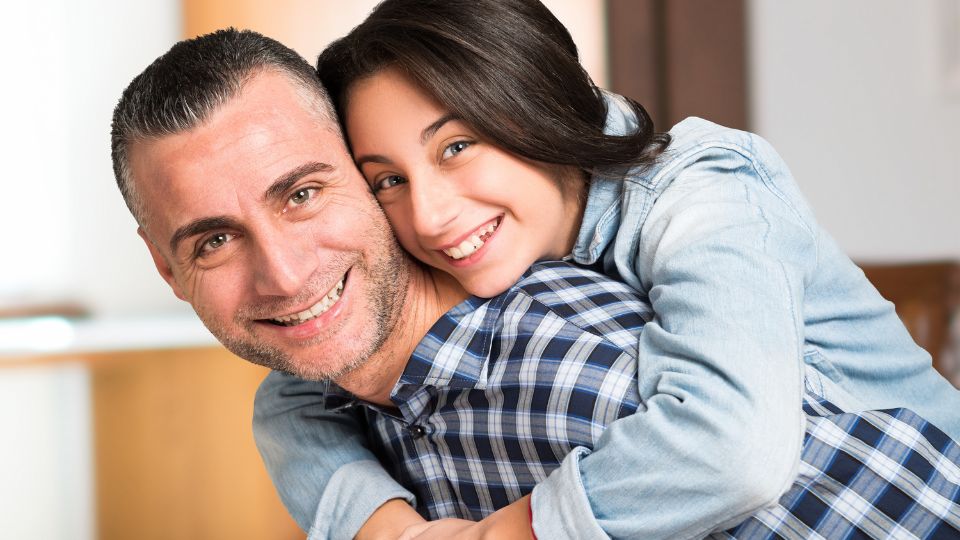 Az első szerelem mindenki életében emlékezetes pillanat. Szülőként fontos, hogy megértőek és támogatóak legyünk, amikor gyermekünk először tapasztalja meg a szív ügyeit. Hogyan segíthetünk neki átvészelni az örömöket és a csalódásokat?