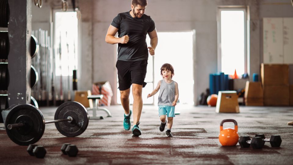 A közös sportolás nemcsak egészségesebb életmódra nevel, de erősíti a szülő-gyermek kapcsolatot is. A mozgás öröme, a közös élmények és a játékosság együtt teremtenek felejthetetlen pillanatokat a család számára.