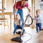 Az apaság nemcsak közös játékot vagy esti mesét jelent, hanem a házimunkában való részvételt is. Ha besegítesz a mindennapi feladatokba, azzal erősíted a családi összetartozást, és példát mutatsz a gyerekeidnek felelősségről és együttműködésről.