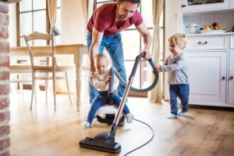Az apaság nemcsak közös játékot vagy esti mesét jelent, hanem a házimunkában való részvételt is. Ha besegítesz a mindennapi feladatokba, azzal erősíted a családi összetartozást, és példát mutatsz a gyerekeidnek felelősségről és együttműködésről.