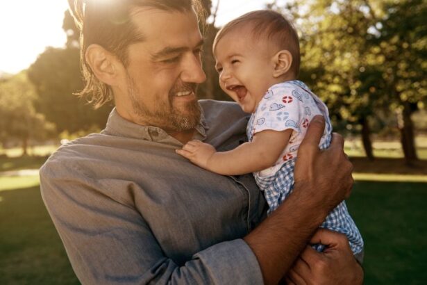 A szülői türelem néha végesnek tűnik, főleg, amikor minden egyszerre omlik össze. De hogyan őrizhetjük meg a nyugalmunkat, amikor a legnehezebb napokat éljük át? Praktikus tippek apáknak, hogy ne csak túléljék, hanem meg is éljék ezeket a pillanatokat.