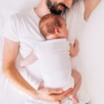 Az első hetek apaként tele vannak örömmel, kihívásokkal és meglepetésekkel. Cikkünk segít eligazodni az újdonsült apák számára ismeretlen terepen, tippekkel a pelenkacserétől az éjszakai ébrenléten át a családi harmóniáig.
