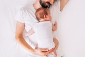 Az első hetek apaként tele vannak örömmel, kihívásokkal és meglepetésekkel. Cikkünk segít eligazodni az újdonsült apák számára ismeretlen terepen, tippekkel a pelenkacserétől az éjszakai ébrenléten át a családi harmóniáig.