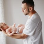 Az apák szerepe sokkal több, mint gondolnánk: ők azok, akik elsőként mutatnak példát fiuknak bátorságból, szeretetből és kitartásból. Egy apa minden szava és tette mély nyomot hagy, hiszen a fia számára ő az első hős, akire felnézhet.