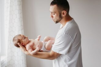 Az apák szerepe sokkal több, mint gondolnánk: ők azok, akik elsőként mutatnak példát fiuknak bátorságból, szeretetből és kitartásból. Egy apa minden szava és tette mély nyomot hagy, hiszen a fia számára ő az első hős, akire felnézhet.