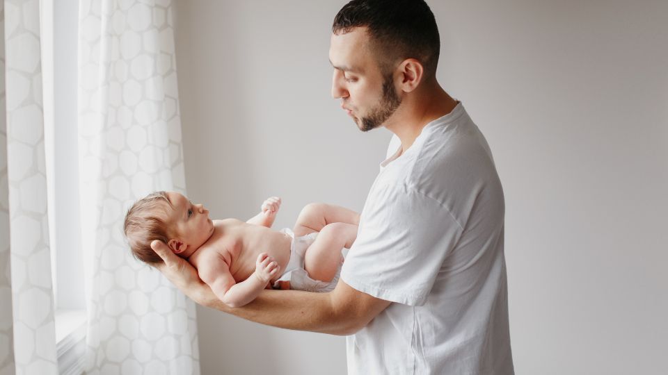 Az apák szerepe sokkal több, mint gondolnánk: ők azok, akik elsőként mutatnak példát fiuknak bátorságból, szeretetből és kitartásból. Egy apa minden szava és tette mély nyomot hagy, hiszen a fia számára ő az első hős, akire felnézhet.