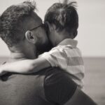 A válás után sok apában felmerül a kérdés: hogyan maradhatnak továbbra is fontos részei gyermekük életének? Cikkünk tanácsokat ad, hogyan lehet erősíteni az apa-gyermek kapcsolatot, miközben új szerepünket keressük különélőként.