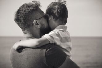 A válás után sok apában felmerül a kérdés: hogyan maradhatnak továbbra is fontos részei gyermekük életének? Cikkünk tanácsokat ad, hogyan lehet erősíteni az apa-gyermek kapcsolatot, miközben új szerepünket keressük különélőként.