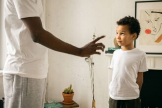Amikor a gyerek hisztizik, az apáknak is kihívás lehet higgadtak maradni. Cikkünkben megosztunk néhány bevált apai praktikát, amelyek segítenek abban, hogy ne csak túléljük a hisztiket, hanem erősítsük is a kapcsolatot a gyermekünkkel.