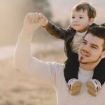 Sokan érezzük, hogy a munka és a család között nehéz egyensúlyt teremteni. Mégis, néhány apró szokás vagy tudatos döntés segíthet abban, hogy a gyerekünk érezze: igazán jelen vagyunk az életében, még a legzsúfoltabb napokon is.