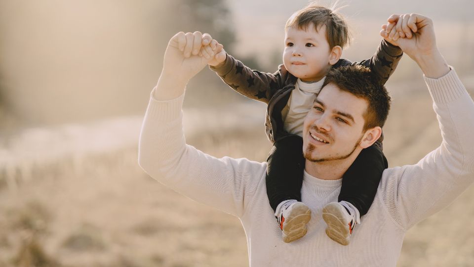 Sokan érezzük, hogy a munka és a család között nehéz egyensúlyt teremteni. Mégis, néhány apró szokás vagy tudatos döntés segíthet abban, hogy a gyerekünk érezze: igazán jelen vagyunk az életében, még a legzsúfoltabb napokon is.