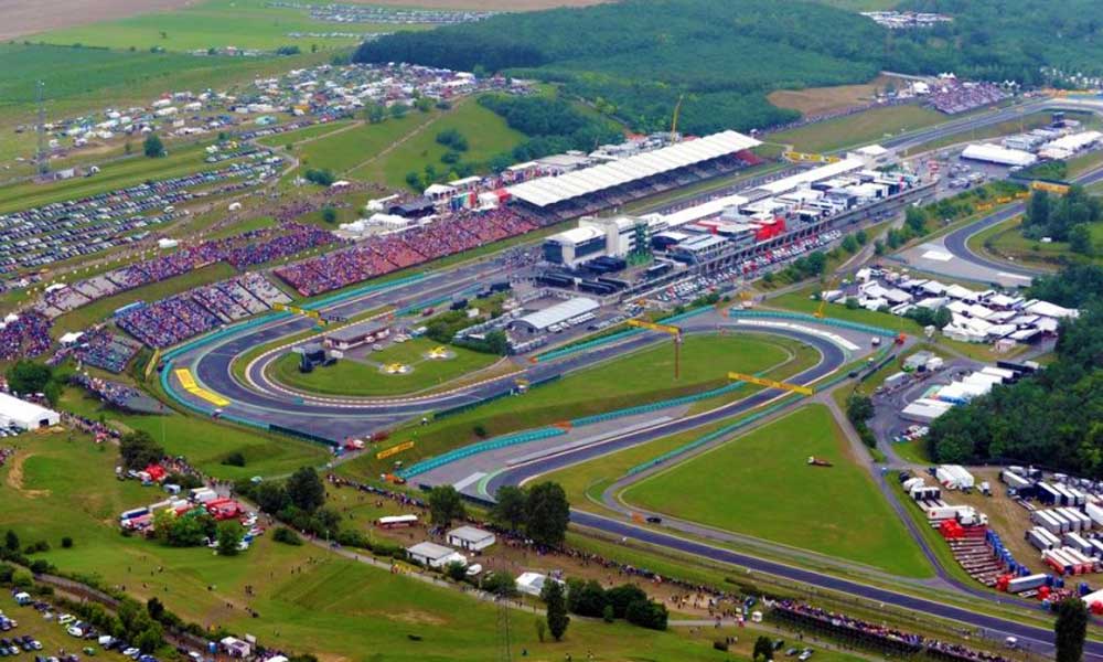 A Hungaroring légifelvétele, nézők és versenypálya látható.