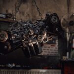 Függő boxermotor részletei, látható a lánc és a fogaskerekek.