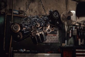 Függő boxermotor részletei, látható a lánc és a fogaskerekek.