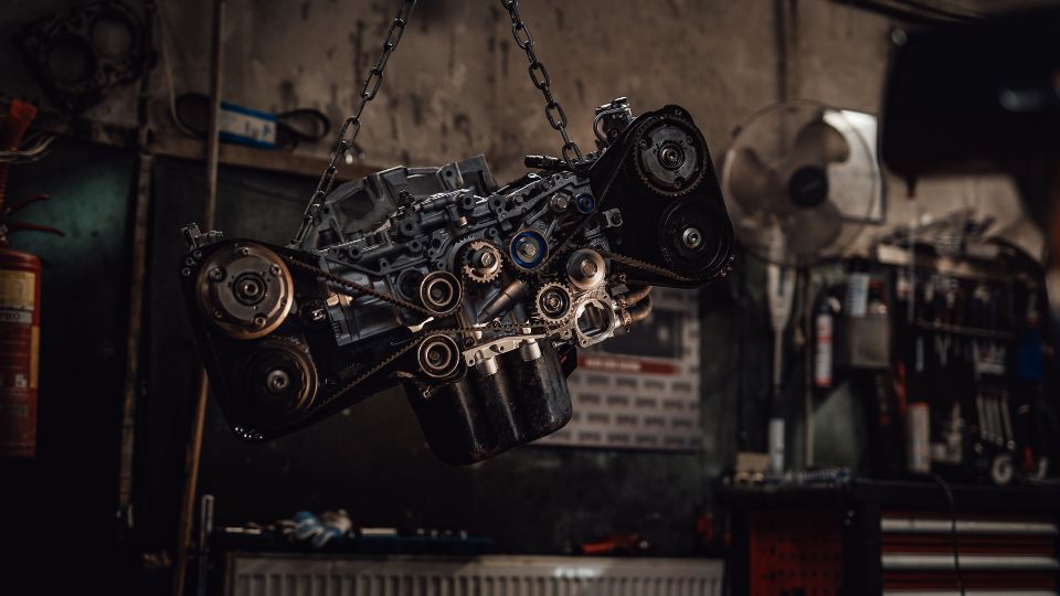 Függő boxermotor részletei, látható a lánc és a fogaskerekek.