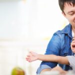 Sok apát aggaszt, hogy előbb-utóbb „cikinek” tartja majd a gyereke. De vajon tényleg elkerülhetetlen ez? Megmutatjuk, hogyan maradhatsz menő a gyermeked szemében, miközben önmagad is maradsz.
