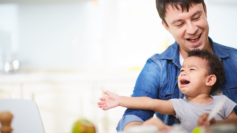 Sok apát aggaszt, hogy előbb-utóbb „cikinek” tartja majd a gyereke. De vajon tényleg elkerülhetetlen ez? Megmutatjuk, hogyan maradhatsz menő a gyermeked szemében, miközben önmagad is maradsz.
