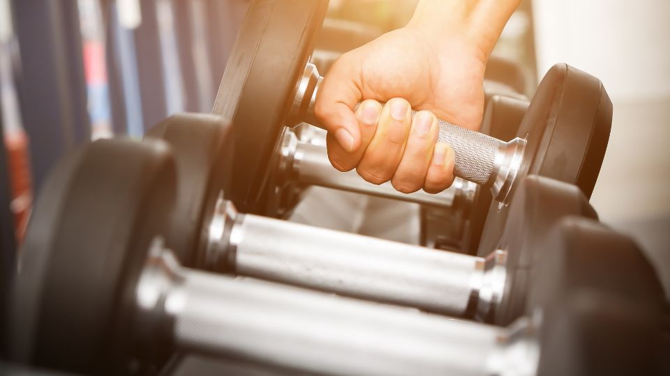 Az ízületek egészsége kulcsfontosságú a hosszú távú mozgékonyság és sportteljesítmény szempontjából. Az okos edzés, a megfelelő bemelegítés és a fokozatosság segíthetnek megelőzni a sérüléseket, így élvezheted a mozgást fájdalommentesen.