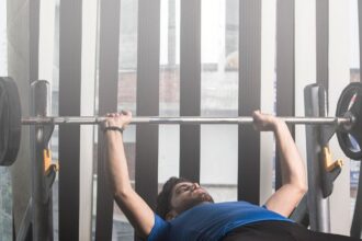 Sokan bizonytalanok, amikor először lépnek be egy edzőterembe, pedig a gépek használata nem ördöngösség. Cikkünk segít eligazodni a különféle eszközök között, tippeket ad a helyes kezdéshez és a magabiztos első lépésekhez az edzés világában.