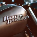 Harley-Davidson motor tankja, fényes logóval és elegáns dizájnnal.