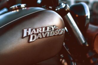 Harley-Davidson motor tankja, fényes logóval és elegáns dizájnnal.