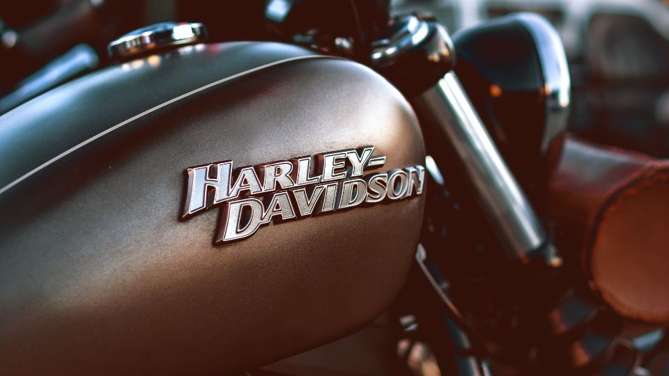 Harley-Davidson motor tankja, fényes logóval és elegáns dizájnnal.