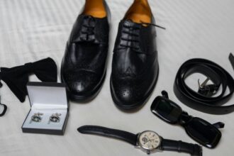 A bőrcipő nem csupán elegáns, de megfelelő gondoskodással éveken át hű társad lehet. Cikkünkben bemutatjuk, hogyan tisztítsd, ápold és tárold cipőidet, hogy megőrizhessék szépségüket és tartósságukat a mindennapok során.
