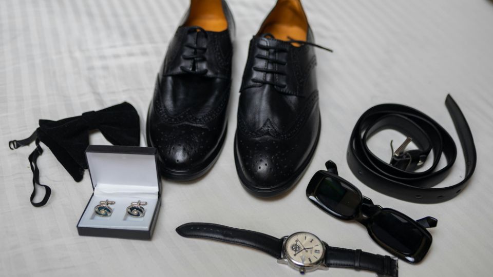 A bőrcipő nem csupán elegáns, de megfelelő gondoskodással éveken át hű társad lehet. Cikkünkben bemutatjuk, hogyan tisztítsd, ápold és tárold cipőidet, hogy megőrizhessék szépségüket és tartósságukat a mindennapok során.
