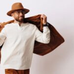 A bőrdzseki igazi időtlen darab, amely minden férfi ruhatárában megállja a helyét. Legyen szó laza utcai szettről vagy elegánsabb megjelenésről, a megfelelő bőrdzseki mindig stílusos és magabiztos külsőt kölcsönöz.