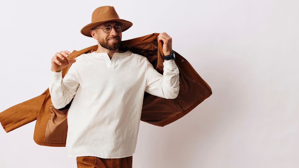 A bőrdzseki igazi időtlen darab, amely minden férfi ruhatárában megállja a helyét. Legyen szó laza utcai szettről vagy elegánsabb megjelenésről, a megfelelő bőrdzseki mindig stílusos és magabiztos külsőt kölcsönöz.