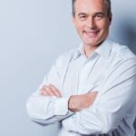 A fehér ing igazi alapdarab, ami minden alkalomhoz alkalmazkodik. Akár farmerrel, akár elegáns szoknyával viseled, mindig stílusos maradsz. Fedezd fel, hogyan lehet öt különböző módon hordani ezt az örök klasszikust a hétköznapoktól az ünnepi alkalmakig!