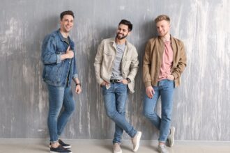 A zokniválasztás nem csupán praktikum, hanem stíluskérdés is. Megmutatjuk, milyen alkalomhoz melyik zoknifajta illik, és mire érdemes figyelni, hogy elkerüld a leggyakoribb divatbakikat. Tanuld meg a zokniviselés alapvető szabályait velünk!