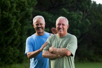 Az intervallum edzés, vagyis HIIT, rövid idő alatt segíthet a zsírégetésben és az állóképesség javításában. Már 20 perc intenzív gyakorlatsor is elég lehet ahhoz, hogy beindítsd az anyagcseréd, és hatékonyan formáld az alakod.