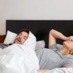 Sokan próbálják megfejteni, mit üzen egy nő testbeszéde – mosoly, szemkontaktus, vagy apró érintések. Ezek a jelek segítenek eldönteni, hogy valóban tetszel neki, vagy csak udvarias. Ismerd meg a leggyakoribb testbeszéd-jeleket!