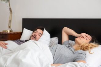 Sokan próbálják megfejteni, mit üzen egy nő testbeszéde – mosoly, szemkontaktus, vagy apró érintések. Ezek a jelek segítenek eldönteni, hogy valóban tetszel neki, vagy csak udvarias. Ismerd meg a leggyakoribb testbeszéd-jeleket!
