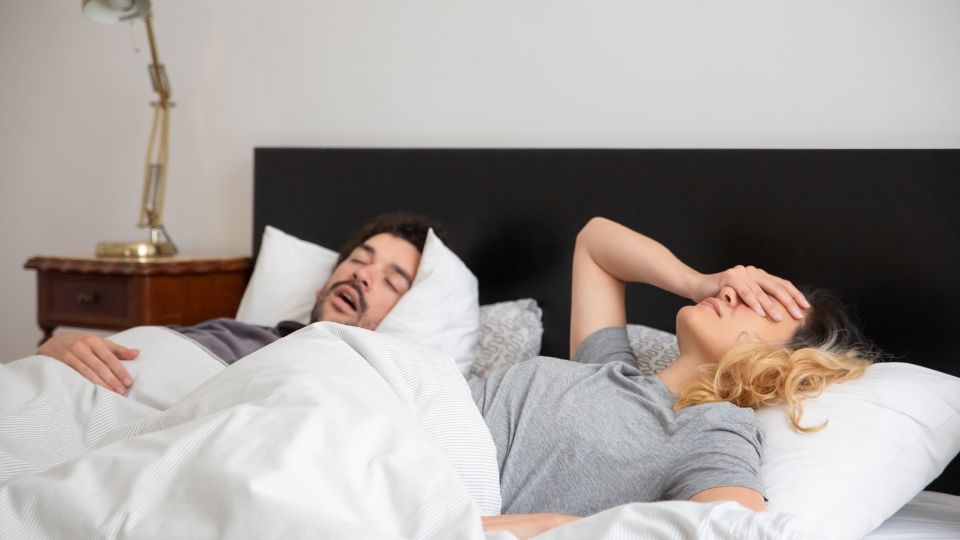 Sokan próbálják megfejteni, mit üzen egy nő testbeszéde – mosoly, szemkontaktus, vagy apró érintések. Ezek a jelek segítenek eldönteni, hogy valóban tetszel neki, vagy csak udvarias. Ismerd meg a leggyakoribb testbeszéd-jeleket!