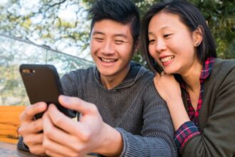 Az online társkeresés világában a jó profil kulcsfontosságú. Mutasd meg egyedi személyiséged, írj őszintén a hobbijaidról, és kerüld a sablonos mondatokat. Egy frappáns bemutatkozás könnyen felkeltheti a hozzád illő emberek figyelmét!