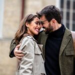 A valódi romantika nem a drága ajándékokon múlik, hanem az apró figyelmességeken: egy kedves üzenet reggel, közös séta, vagy egy ölelés, amikor a legnagyobb szükség van rá. Az ilyen gesztusok közelebb hoznak minket egymáshoz.