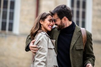 A valódi romantika nem a drága ajándékokon múlik, hanem az apró figyelmességeken: egy kedves üzenet reggel, közös séta, vagy egy ölelés, amikor a legnagyobb szükség van rá. Az ilyen gesztusok közelebb hoznak minket egymáshoz.