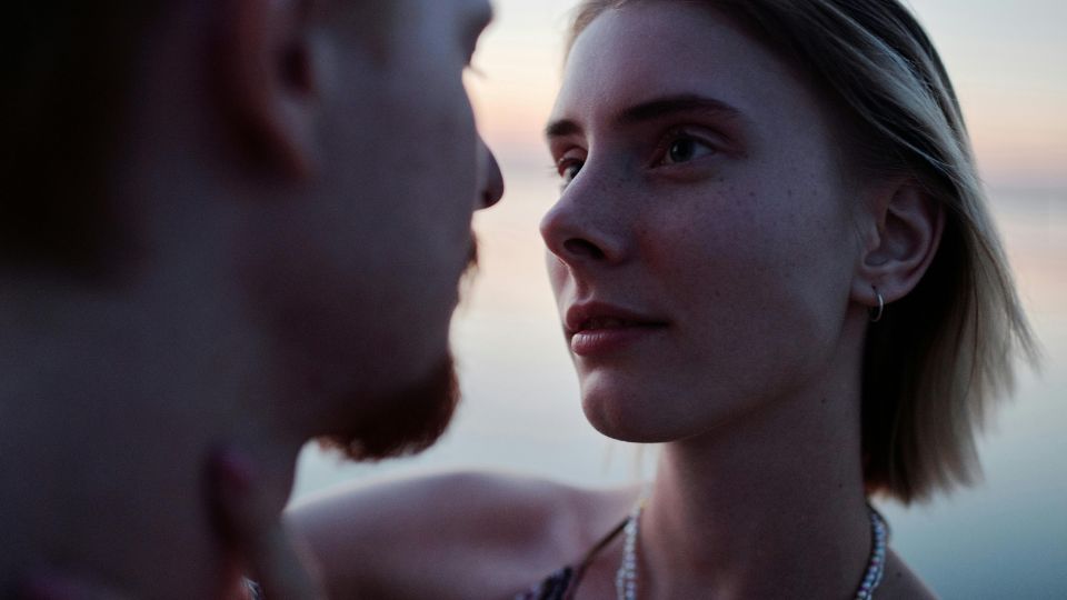 Sokan gondolják, hogy a női vágy titokzatos, pedig legtöbbször egyszerű: figyelem, gyengédség és őszinte kommunikáció. Az ágyban nemcsak a technika számít, hanem az érzelmi kapcsolódás is, ami igazán felejthetetlenné teszi az együttléteket.