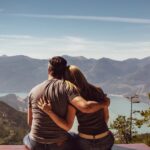 Egy szakítás után könnyű elveszni a fájdalomban, de fontos megtalálni az utat önmagunkhoz. A méltóságteljes továbblépés nemcsak arról szól, hogy elengedjük a múltat, hanem hogy tanulunk belőle, és újra önbizalommal nézünk szembe a jövővel.